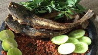 Di Jakarta Utara ada warung Pecel Ayam Lele Lilik Sutya yang enak. Lele dibalut dengan kremes krispy, lalu ditambah dengan nasi uduk hangat. Sambalnya pun tak kalah enak.  Foto: Istimewa