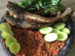 Masak Apa Hari Ini : Pecel Lele dan Pentol Pedas ala Warung Tenda