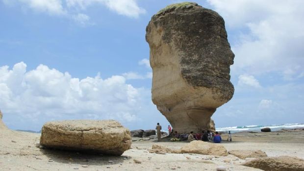 Batu Payung Lombok yang patah