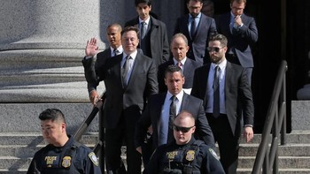 Elon Musk pun menyambut baik keputusan itu. Tampak dia langsung melambaikan tangan begitu sidang selesai. Foto: Reuters