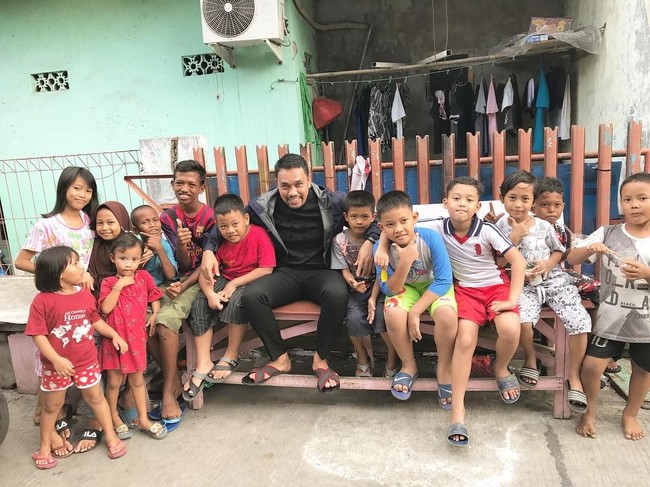 Terlepas dari gaya hidup mewahnya, Ahmad tetap bergaul dengan lingkungan tempat tinggalnya di kawasan Tanjung Priok. Saya lahir di Tanjung Priok, pernah jadi supir, tukang semir sepatu dan ojek payung. Itu membuat saya patah semangat. Saya menganggap itu bagian dari proses kehidupan dan detikers pasti punya proses berbeda. Saya tidak memunculkan kemewahan, tapi inspirasi yang mampu dilakukan semua orang. Jangan lihat dari kemewahannya. Tapi ini bagian dari investasi yang membuahkan hasil, kata Ahmad kepada 20 Detik baru-baru ini. (Foto: Instagram/@ahmadsahroni88)