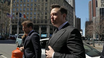 Elon Musk harus menghadapi persidangan di pengadilan federal Manhattan, New York, terkait tweet-nya yang kembali dipermasalahkan oleh lembaga Securities and Exchange Commission (SEC). Tampak CEO Tesla ini mendatangi ruang pengadilan. Foto: Reuters