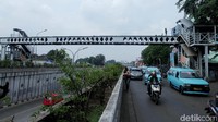 Saat itu diduga hujan deras disertai angin kencang menjadi penyebab. Tambah lagi jembatan ini memang sudah berusia lama.