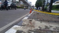 Di area itu juga masih tampak bercak darah yang ditutup pasir. Tumpukan pasir itu terlihat berada di atas trotoar. (Foto: Ahmad Bil Wahid/detikcom)