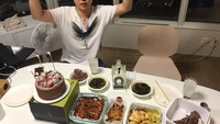 Pesta makanan, Ujung Oppa kelihatan semangat menyantap semua makanan rumahan di hadapannya. Nyamm! Foto: Instagram hwangwoojoong