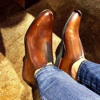 Untuk sepatu formal, alas kaki keluaran Berluti menjadi pilihan. Merek sepatu kulit asal Prancis ini memang sering diandalkan pejabat dan menteri Indonesia. (Foto: Instagram/@ahmadsahroni88)