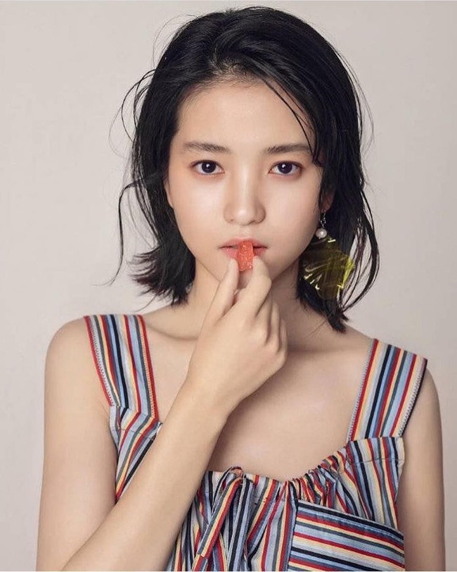 Kim Tae Ri tahun ini dikenal melalui serial Mr. Sunshine. Namun sebelumnya, aktris Korea Selatan tersebut sudah mendapat sejumlah penghargaan untuk film The Handmaiden. Selain Mr. Sunshine, wanita 29 tahun itu juga mencuri perhatian lewat 1987: When th Day Comes dan Little Forest. Foto: Instagram