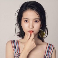 Kim Tae Ri tahun ini dikenal melalui serial Mr. Sunshine. Namun sebelumnya, aktris Korea Selatan tersebut sudah mendapat sejumlah penghargaan untuk film The Handmaiden. Selain Mr. Sunshine, wanita 29 tahun itu juga mencuri perhatian lewat 1987: When th Day Comes dan Little Forest. Foto: Instagram