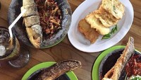  Melipir sedikit ke Serpong, Tangerang Selatan. Ada Pecel Lele Pak Jo yang hits dan selalu ramai. Di lele digoreng hingga garing, disajikan dengan sambal terasi dan lalapan berisi daun kemangi, serta tauge. Foto: Istimewa