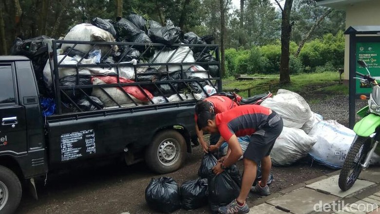 Ilustrasi kegiatan bersih sampah di Ijen (Ardian Fanani/detikcom) Ilustrasi kegiatan bersih sampah di Ijen (Ardian Fanani/detikcom)