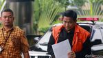 Bowo Sidik Pangarso Menunduk dan Tutupi Borgol