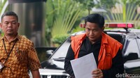 Ia hanya tersenyum tipis saat disapa jurnalis.