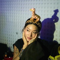 Seniman dari Korea Selatan cukup mendominasi dalam daftar kali ini. Selain para idol dan aktris, ada DJ Peggy Gou. Wanita ini pertama kali dikenal setelah tampil di sejumlah klub di Berlin. Sebelumnya, Peggy pindah dari London pascakuliah jurusan fashion. Foto: Instagram