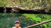Sedangkan ini liburannya di Cenote Nicte Ha, danau berair biru yang berada di Tulum, Meksiko. (jakegrez/Instagram)