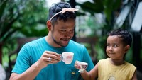 Afternoon tea ala Bapak Dwi dan Den Bagus ini sih super manis. Apalagi diiringi tatapan sayang keduanya hihi. Foto: Instagram thesasonofam