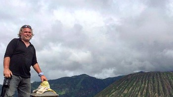 Eugene pun kerap berwisata keliling dunia. Tahun lalu, ia menyempatkan diri mengunjungi Indonesia, tepatnya di gunung Bromo. Foto: Instagram