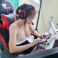 Kimi kini sibuk menjadi seorang gamer sekaligus game caster di YouTube.
