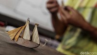 Mereka mengaku bahwa mereka saat ini masih terus melakukan produksi kerajinan tersebut karena bahan baku kerajinan mereka sangat gampang ditemukan di wilayah Marunda.