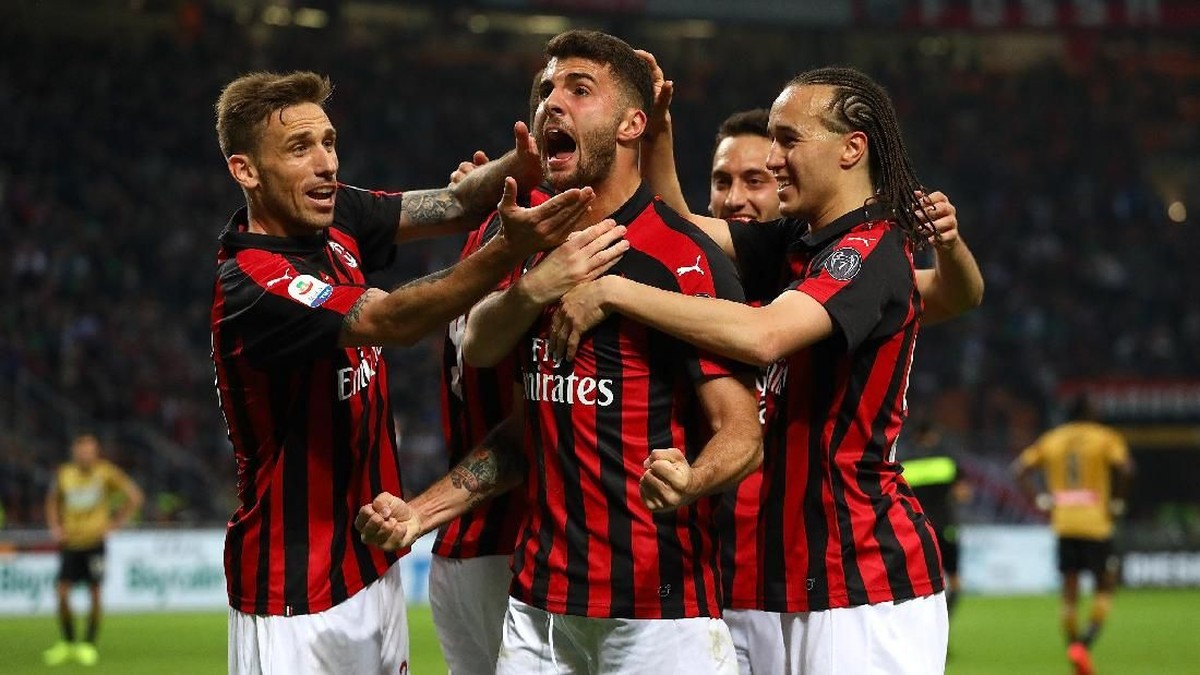 AC Milan berupaya lepas dari jeratan hukuman Financial Fair Play (Marco Luzzani / Getty Images)