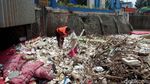 Aksi Petugas Bersihkan Sampah di Pintu Air Manggarai
