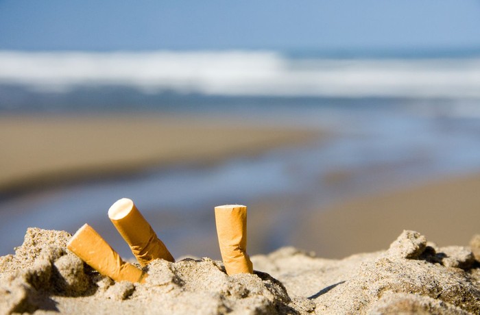 Ilustrasi Puntung Rokok di Pantai
