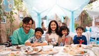 Dalam formasi lengkap, keluarga Sasono sedang makan bersama di sebuah acara. Den Bagus setia dengan pose jahilnya. Foto: Instagram thesasonofam