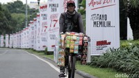 Spanduk berwarna putih tersebut membentang sepanjang Jalan Imam Bonjol.