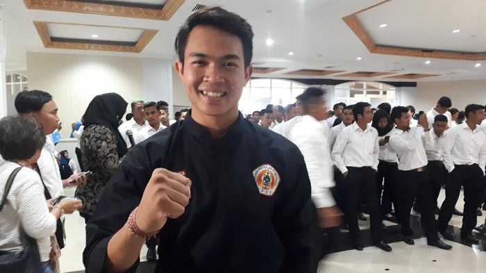 Pesilat Komang Harik Adi Putra mengimbau pemilik suara di Pemilu 2019 agar jangan golput. (Foto: Mercy Raya) Pesilat Komang Harik Adi Putra mengimbau pemilik suara di Pemilu 2019 agar jangan golput. (Foto: Mercy Raya)