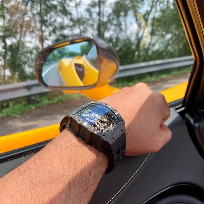 Richard Mille dikenal sebagai salah satu merek paling prestisius di kalangan kolektor barang mewah. Sahroni sendiri memiliki koleksi jam Richard Mille yang beragam. Sejumlah arloji tersebut beberapa kali muncul di Instagram-nya sejak sebelum menjadi anggota DPR. (Foto: Instagram/@ahmadsahroni88)