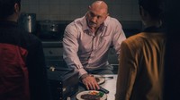 Tampil misterius saat memerankan karakter di dalam film. Dave tampak keren saat melakukan adegan di dapur, lengkap dengan sepiring beefsteak yang disajikan dengan wortel dan brokoli. Foto: Istimewa