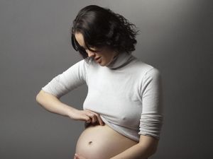 Dihamili Pria Kembar, Wanita Ini Bingung Siapa Ayah Anaknya