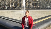 Jake juga pernah liburan ke Paris. Ini fotonya di Museum Louvre. (jakegrez/Instagram)