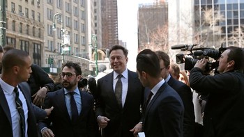 Ia pun langsung dikerubuti reporter yang sudah menunggu di luar gedung pengadilan. Pada 19 Februari, Elon menulis bahwa Tesla membuat nol mobil di 2011, tapi akan membuat sekitar 500 ribu unit di 2018. Tweet itu kemudian dikoreksi menjadi 400 ribu unit. Foto: Reuters