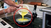Punya waffle maker di rumah. Anda bisa memanfaatkannya untuk membuat omelet. Telur yang dikocok bersama dengan potongan cabai, kornet hingga keju bisa tersaji cantik dan berbentuk seperti waffle. Foto: Istimewa