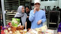 Kali ini Ujung Oppa nyobaik bakpia di Jogja. Enak banget, tulisnya di keterangan foto. Foto: Instagram hwangwoojoong