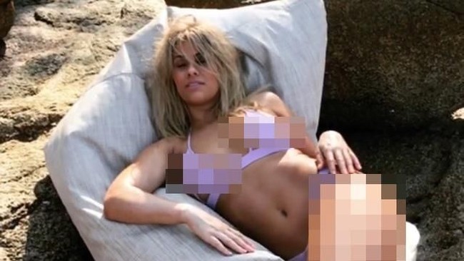 Paige Vanzant menjalani sesi pemotretan untuk menjadi model di majalah Sports Illustrated Swimsuit Issue. Petarung kelas berat ini tampil seksi dengan pose berbalut bikini yang memperlihatkan lekuk tubuhnya dan mendapatkan banyak kritik dari netizen. Foto: Instagram @paigevanzant