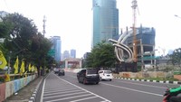 Mereka sempat tarik menarik tas hingga Tugu 66. Jarak dari lampu merah Menteng hingga Tugu 66 sekitar 200 kilometer. Korban dan pelaku terus terlibat kejar-kejaran hingga Wisma Tugu atau sepanjang 1 kilometer. Di depan Wisma Tugu itulah aksi si jambret berujung maut. (Foto: Ahmad Bil Wahid/detikcom)