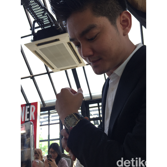 Boy William memeragakan salah satu produk dari koleksi arloji pria Aginer.  Dari deretan koleksi tersebut, hadir seri Palermo Chrono untuk melengkapi gaya pria masa kini dengan arloji kronografnya yang maskulin.  Tampil dalam kombinasi warna hitam dan perak yang sporty, jam tangan ini dilengkapi fitur kronograf Swiss Ronda 5030.D dan 5 ATM. (Foto: Daniel Ngantung/Wolipop)