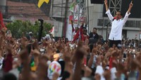 Capres petahana Jokowi yang hadir di kota bawang ini, disambut antusias oleh puluhan ribu massa. Dari panggung kampanye, di hadapan para pendukung fanatiknya, Jokowi kembali memamerkan tiga kartu andalannya. Foto: AntaraFOTO/Wahyu Putro
