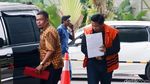 Bowo Sidik Pangarso Menunduk dan Tutupi Borgol