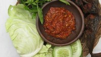 Di warung tenda yang berada di jalan Kebon Kelapa, Jakarta Pusat. Kedai Pecel Lele Lamongan KarSum, selalu dipenuhi oleh penggemar pecel lele. Ditambah dengan sambal pedas segar, dan kol goreng yang enak. Foto: Istimewa