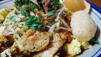 Ini kupat tahu Magelang di Purwokerto. Tahunya digoreng agak garing dan dilengkapi kerupuk. Foto : Instagram @lisamarzel