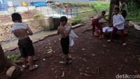 Mereka bermain di kali ini selepas pulang sekolah.