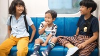 Ini dia 3 anak di keluarga Sasono yang menggemaskan. Ada Dru, Widuri, dan Den Bagus yang super kompak. Ini pose manis mereka saat menjajal MRT. Foto: Instagram thesasonofam