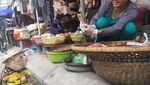 Bikin Gemas! Pose Kucing Saat Berjualan di Pasar Hingga Memeluk Ikan