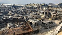 Kebakaran tidak hanya menghanguskan gedung tapi juga banyak kendaraan yang diparkir di area penyimpanan mobil bekas Sokcho. Foto: Yonhap via REUTERS