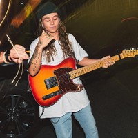 Tasha Sultana dari Australia mengklaim dirinya sebagai non-binary atau tidak memilih gender tertentu. Ia adalah seorang penyanyi sekaligus pencipta lagu yang mahir memainkan sejumlah alat musik. Tasha juga dikenal di YouTube dan sering tampil di acara televisi dan pertunjukkan. Foto: Instagram