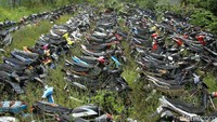 Ribuan motor yang terkena razia polisi maupun terlibat kecelakaan lalu lintas dikumpulkan di tempat tersebut. Tak heran diperkirakan ada ribuan motor yang dibiarkan menumpuk di area tersebut.
