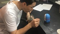 Agaknya aktor berusia 41 tahun itu memang penggemar Doraemon. Lihat saja gayanya saat minum secangkir es kopi ini. Foto: Instagram tak9988