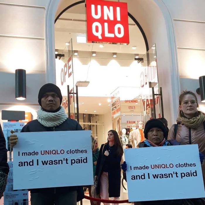 Uniqlo didemo dua penjahit Indonesia. Foto: Instagram/CleanClothesCampaign Uniqlo didemo dua penjahit Indonesia. Foto: Instagram/CleanClothesCampaign